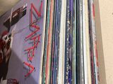 beaucoup de CD dans une boîte posée sur la table