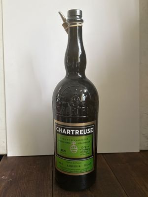 une bouteille de vin posée sur une table