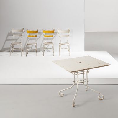 plusieurs chaises et une table dans une pièce blanche avec un fond blanc