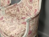 paire de fauteuils de style Louis XVI avec coussins rembourrés à motifs floraux