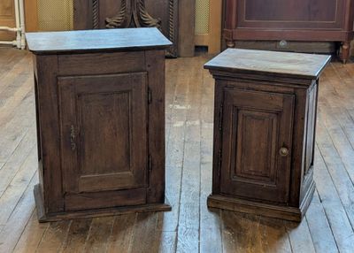 deux armoires en bois posées sur un parquet en bois massif