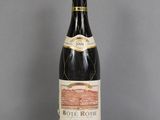 une bouteille de vin posée sur une table en verre