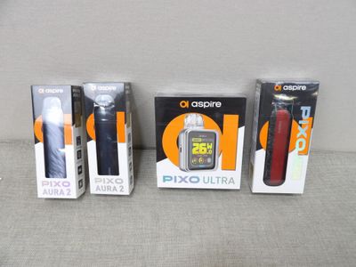 trois boîtes contenant des gadgets électroniques posées sur un canapé