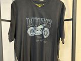 un t-shirt noir suspendu à un portant dans un magasin de vêtements