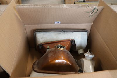 une boîte en carton contenant des toilettes et d'autres objets