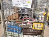 un chariot contenant de nombreux articles dans un entrepôt