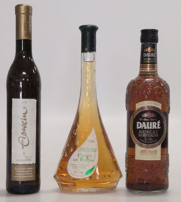 trois bouteilles de vin et une bouteille de vin placées côte à côte