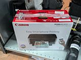 une imprimante Canon posée sur une étagère dans un magasin
