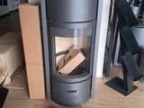 un poêle à bois au milieu du salon