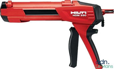 un gros plan d'un pistolet à colle rouge brûlant sur fond blanc