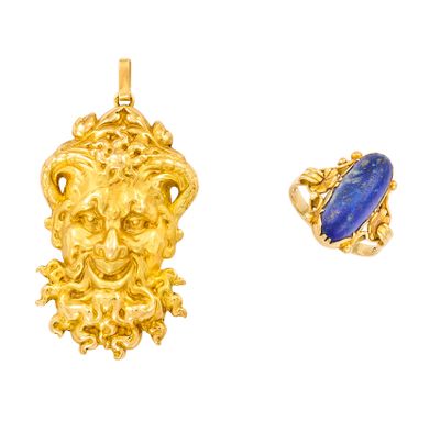 un pendentif en or et lapis-lazuli et une bague en lapis-lazuli