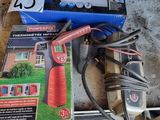 une boîte d'outils électriques posée par terre