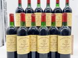 six bouteilles de vin rouge sont alignées sur une surface blanche
