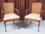 paire de chaises anciennes à dossier en rotin et accoudoirs rembourrés