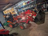 un tracteur garé dans un garage