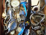 une boîte remplie de montres de toutes sortes et d'autres montres