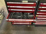 de nombreux types d'outils différents dans les tiroirs