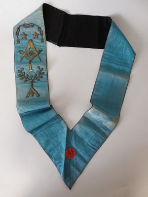 une image représentant un collier bleu orné d'une étoile dorée