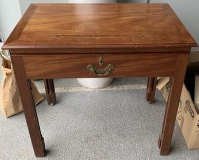 une petite table en bois surmontée d'un tiroir