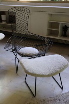 deux chaises et une table dans une pièce dotée d'une grande fenêtre