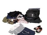 un sac de vêtements et une paire de chaussures posés par terre