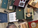 many different types of old fashioned radio ' s on the ground