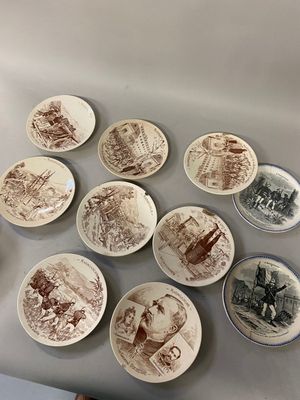 plusieurs assiettes posées sur une table