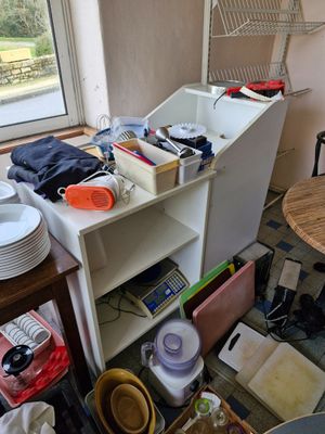 Meuble de caisse en mélaminé blanc à deux niveaux en partie …