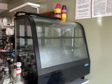 un comptoir sur lequel sont posées des bouteilles d'alcool et un menu accroché au mur