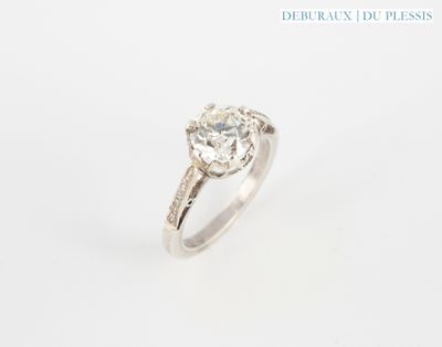 gros plan d'une bague en diamant sur fond blanc