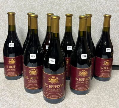 six bouteilles de vin rouge sont alignées sur un comptoir