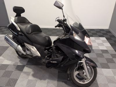 une moto garée sur un sol en damier