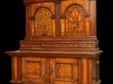un vieux meuble en bois avec des sculptures et des gravures sur le dessus