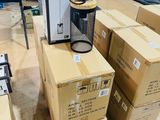 de nombreux cartons empilés sur le sol