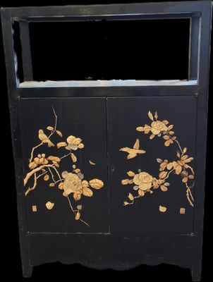 Petit meuble à hauteur d’appui en bois laqué à une étagère d…