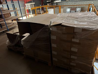 une grande pile de cartons sur une palette dans un entrepôt