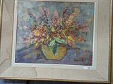un tableau de fleurs dans un vase sur le mur