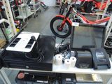 de nombreux modèles de motos exposés dans un magasin