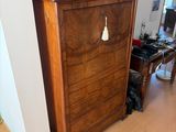 un grand meuble en bois surmonté d'une horloge