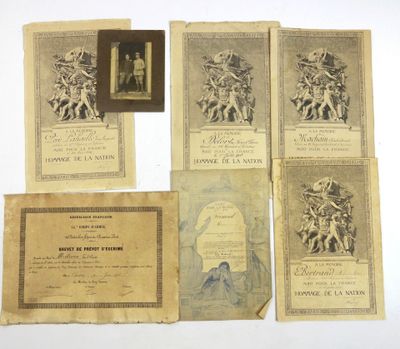 quatre vieux livres sur lesquels figurent des images d'hommes et de femmes