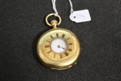 une image d'une montre de poche en or avec des chiffres romains sur le cadran
