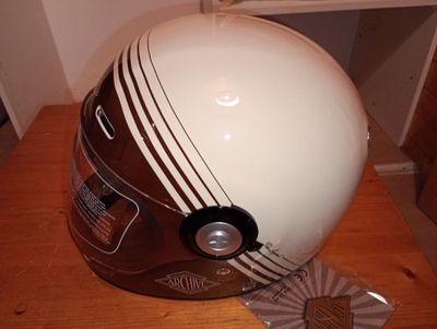 un casque posé sur une table en bois