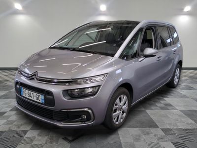 La nouvelle Citroën est garée dans le showroom du showroom.