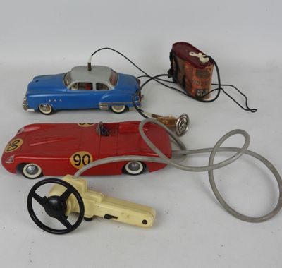 trois petites voitures et une clé de voiture posées sur une table