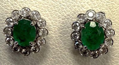 une image d'une paire de boucles d'oreilles en émeraude et diamant