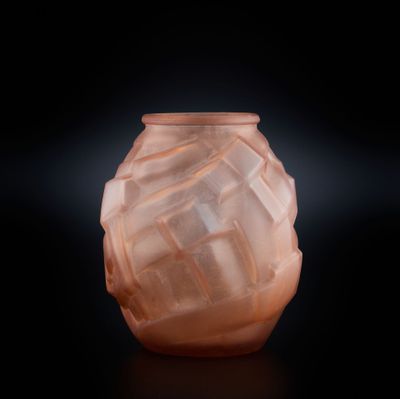 un vase en verre posé sur une table