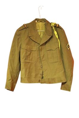une image représentant une veste marron sur laquelle est posée une cravate jaune
