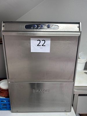 un lave-vaisselle en acier inoxydable sur lequel figure un numéro