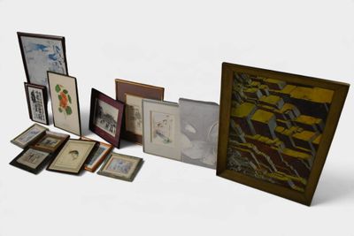 de nombreux tableaux encadrés posés sur une surface blanche, sur fond blanc