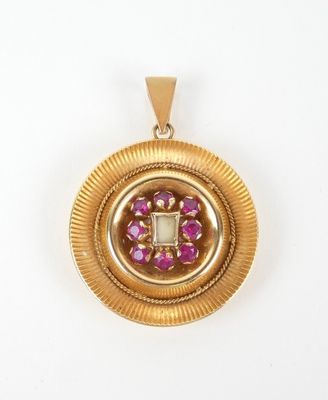 une photo d'un pendentif en or orné d'une pierre rose au centre